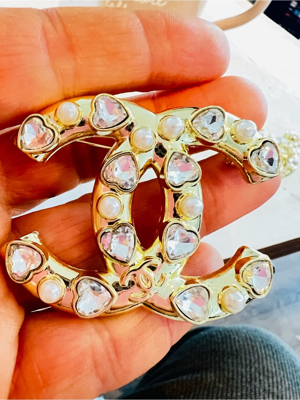 Unbranded Designer-Inspired Gold Heart & Pearl Brooch in Gold 2 inch